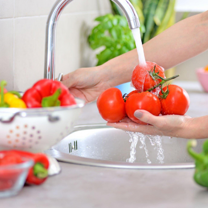 Seberapa Efektifkah Mencuci Sayur dan Buah dengan Cuka?